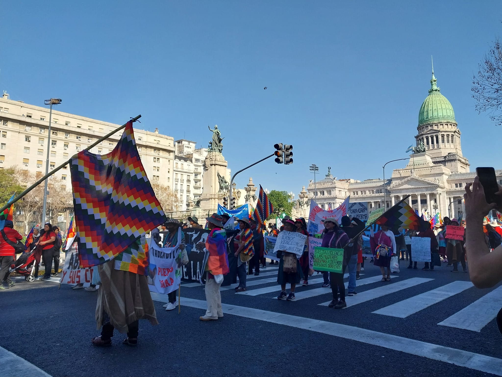 Imagen 3. Manifestación de pueblos indígenas en el Congreso de la Nación Argentina